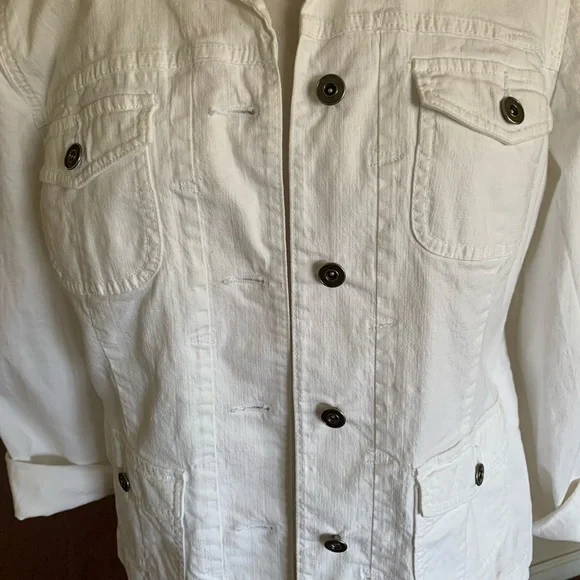 Women's White denim  Button-Up Jacket like new condition. It’s a generous small - Picture 3 of 8